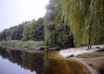 Действующая база отдыха на берегу реки